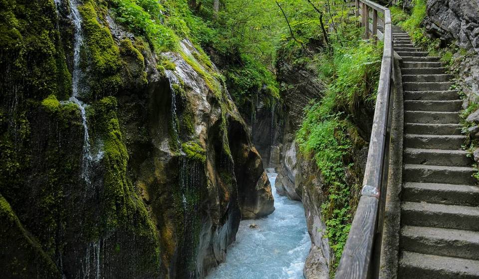 Etwa 2 Stunden von München reist ihr in einer wilden Klamm, die einst ein Meer war, durch 50 Millionen Jahre Erdgeschichte