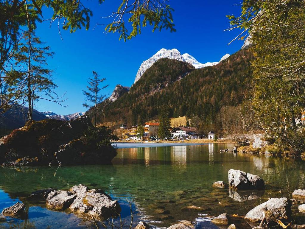 hintersee mit blick auf das dorf