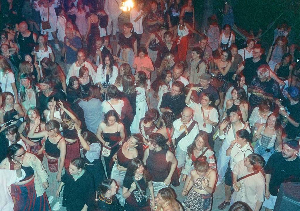 People party in 90s style
