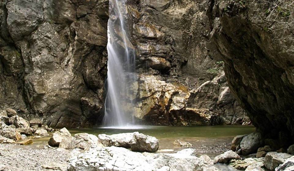 „Wie in einem Film“: Nur eine Stunde von München badet ihr am Fuße eines 12 Meter hohen Wasserfalls