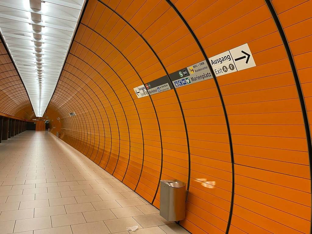 u-bahnhof marienplatz orange paneele