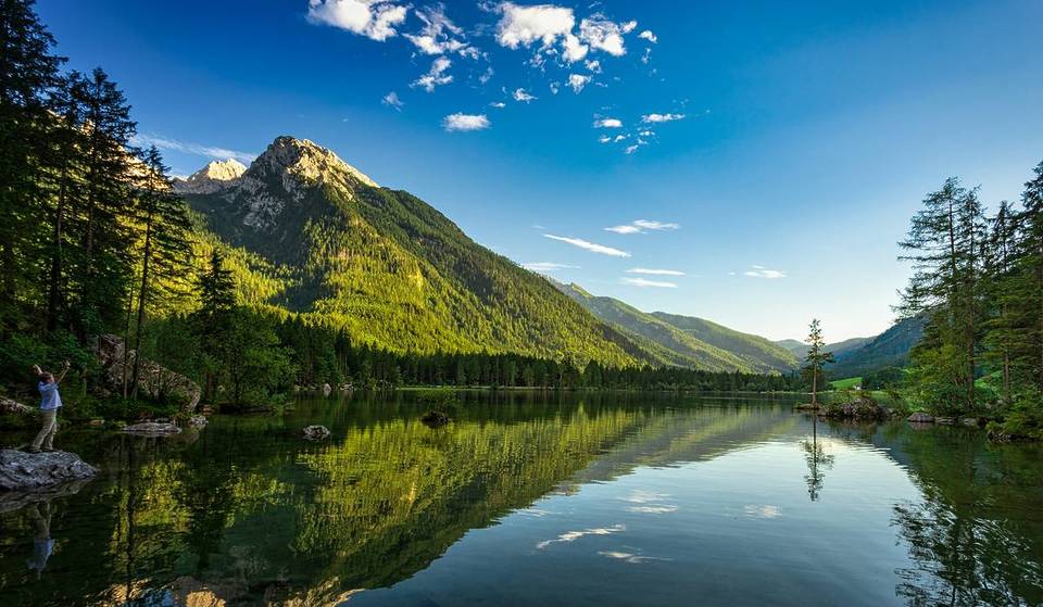 „Es ist wirklich magisch“: 2 Stunden von München liegt ein 18 Meter tiefer See, den ihr nur durch einen Zauberwald erreicht und der so manchen Maler inspirierte