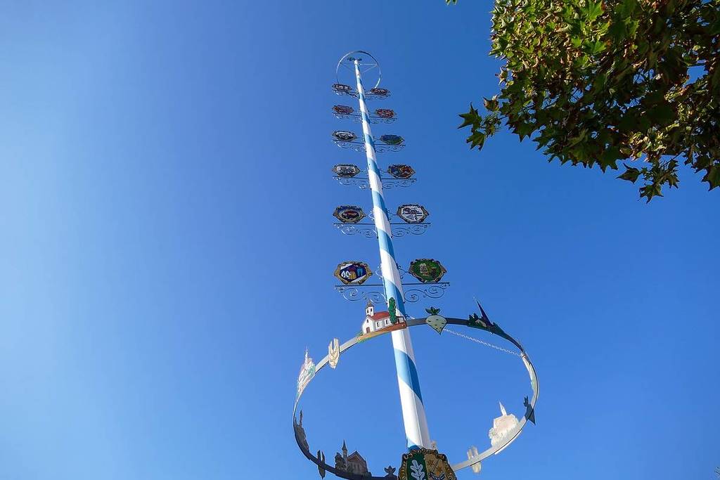 maibaum in blau und weiß
