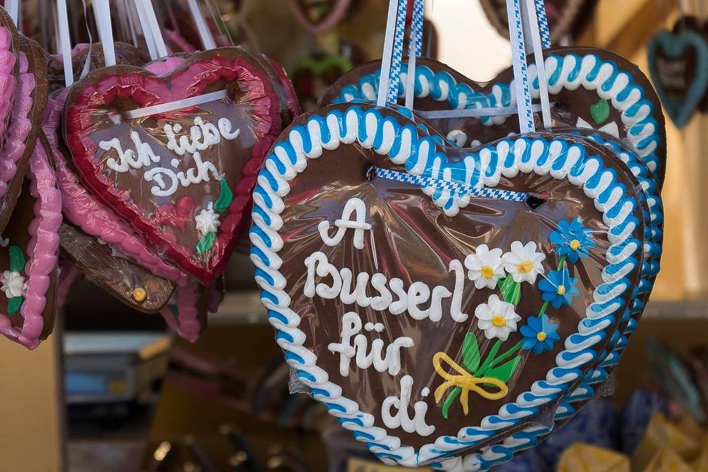 lebkuchenherzen auf einem volksfest