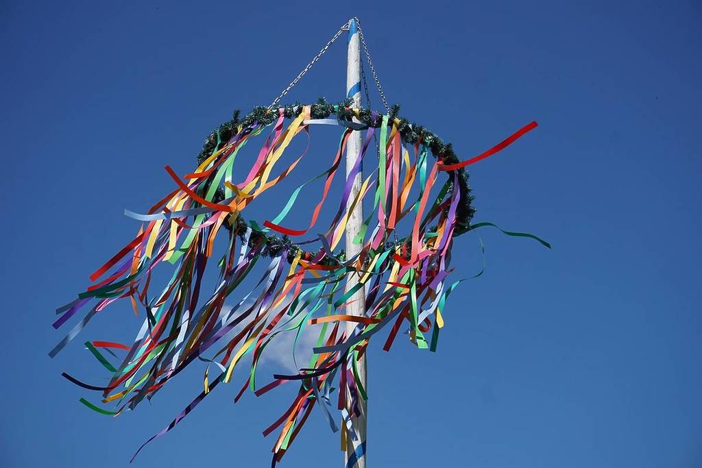 bunte bänder an einem maibaum. 01. mai in münchen