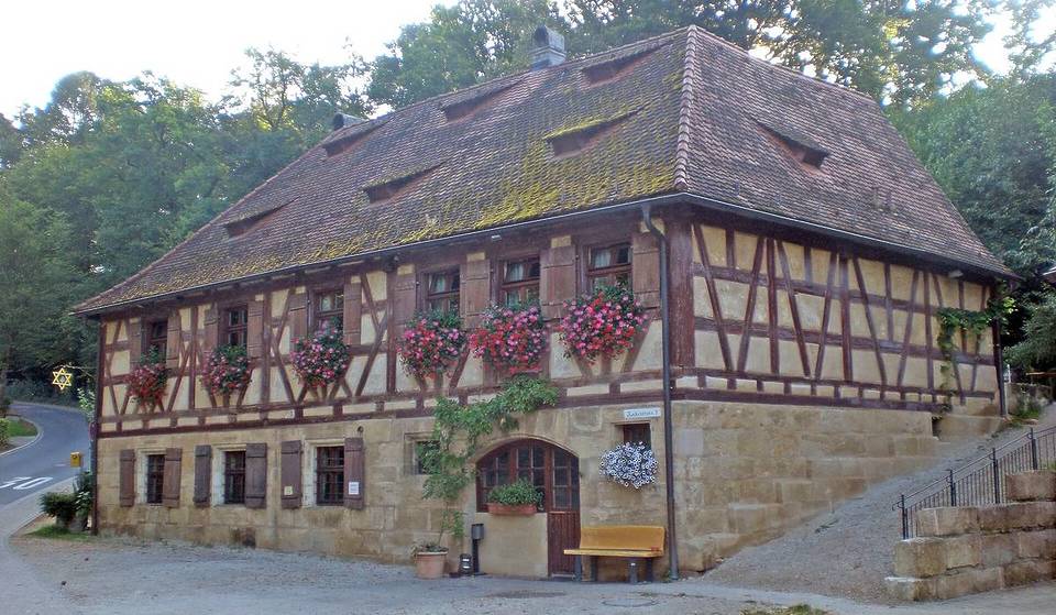 Just 2 hours from Munich, far away from the tourist crowds: This little-known Franconian hunting lodge beckons with a Baroque spring in a historic courtyard