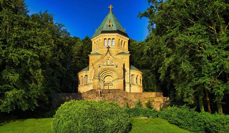 The King’s Mysterious Death: This 32-meter-high Byzantine chapel rises on the shores of Lake Starnberg in memory of Ludwig II
