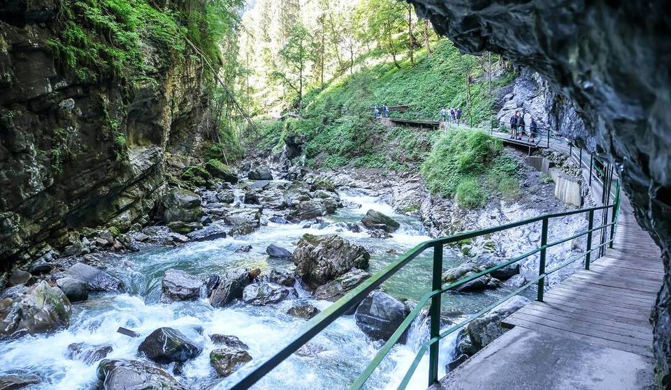 Die tiefste Felsenschlucht Mitteleuropas liegt knapp 2,5 Stunden von München entfernt: Durchwandert die 10.000 Jahre alte Klamm mit ihren 150 Meter hoch aufragenden Steinwänden