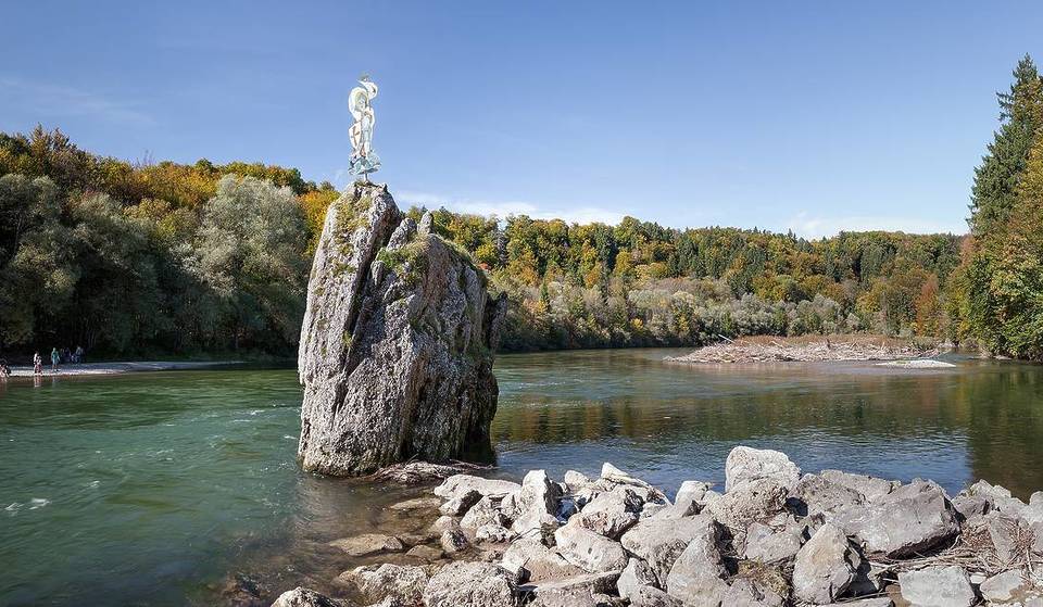 15 Kilometer südlich von München ragt mitten in der Isar ein 5 Meter hoher Fels aus dem Wasser, auf dessen Spitze ein Heiliger thront