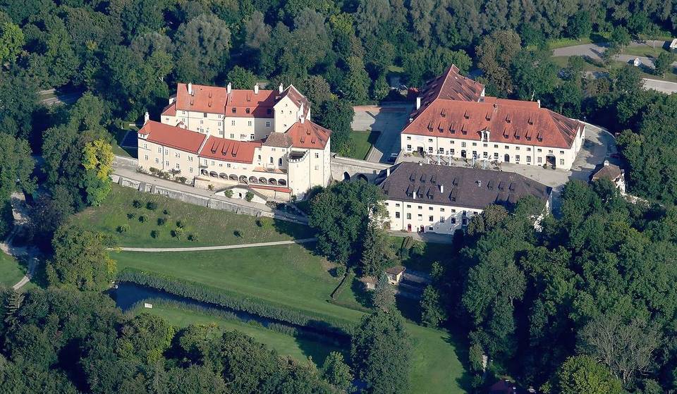 Nur 35 Minuten von München thront ein jahrhundertealtes Barockschloss mit eigenem Kino über dem Fünfseenland