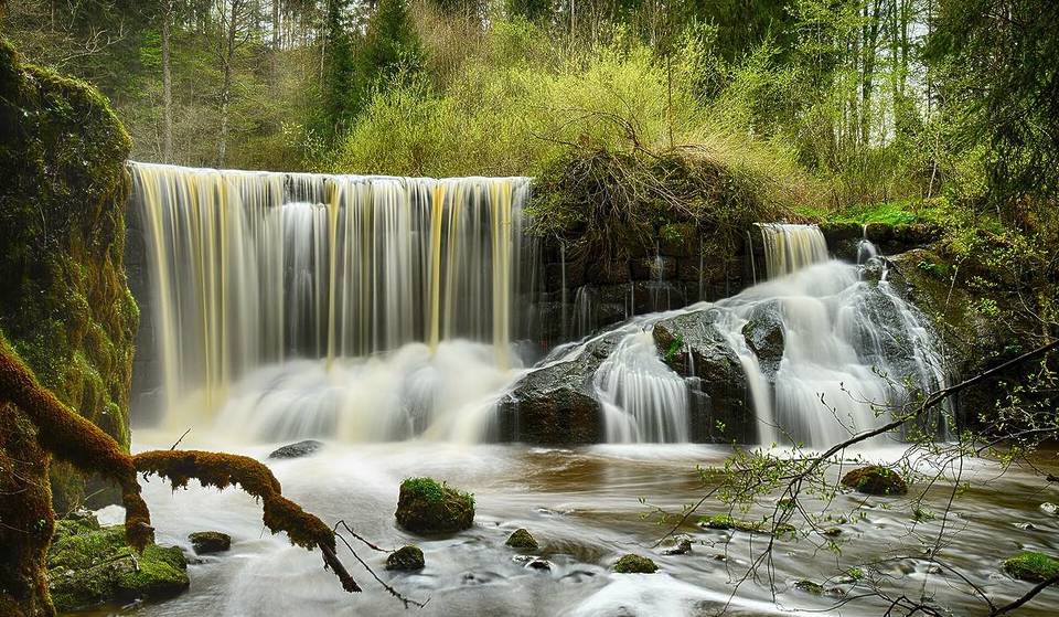 „Hier kann man richtig abschalten“: 2 Stunden von München versteckt sich ein idyllischer Wasserfall im Wald, der als echte Naturschönheit gilt