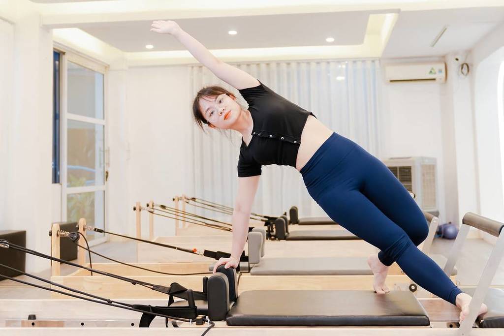 woman doing Reformer Pilates