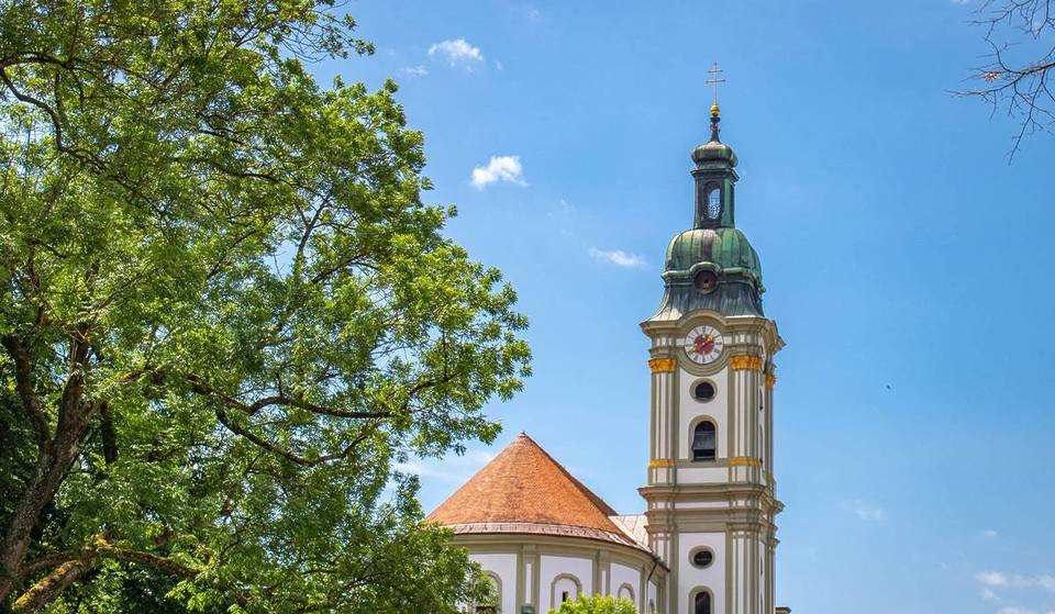 Nur 35 Minuten von München liegt der „bayerische Escorial“: Diese 70 Meter hohe Klosterkirche von Viscardi gilt als einer der bedeutendsten Bauten des süddeutschen Barocks