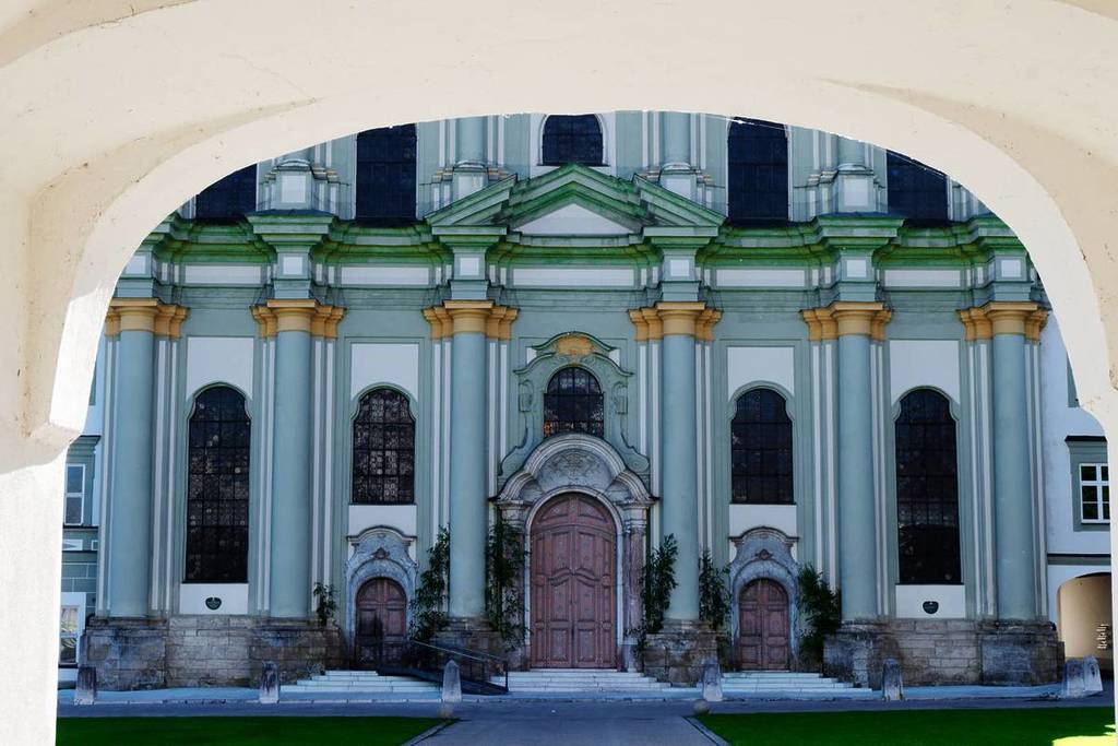 eingang zur kirche