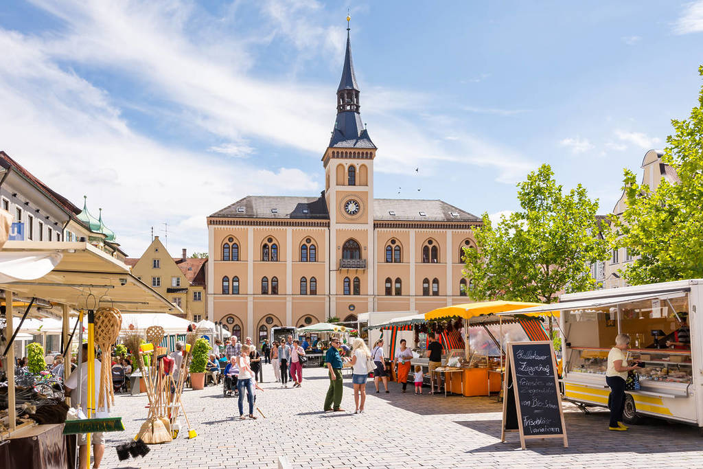 markt am hauptplatz vor dem rathaus in pfaffenhofen