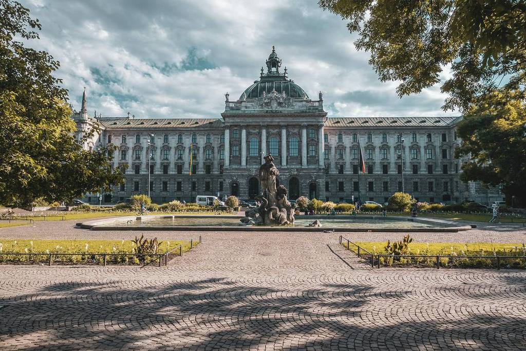 neptunbrunnen vorm justizpalast im alten botanischen garten