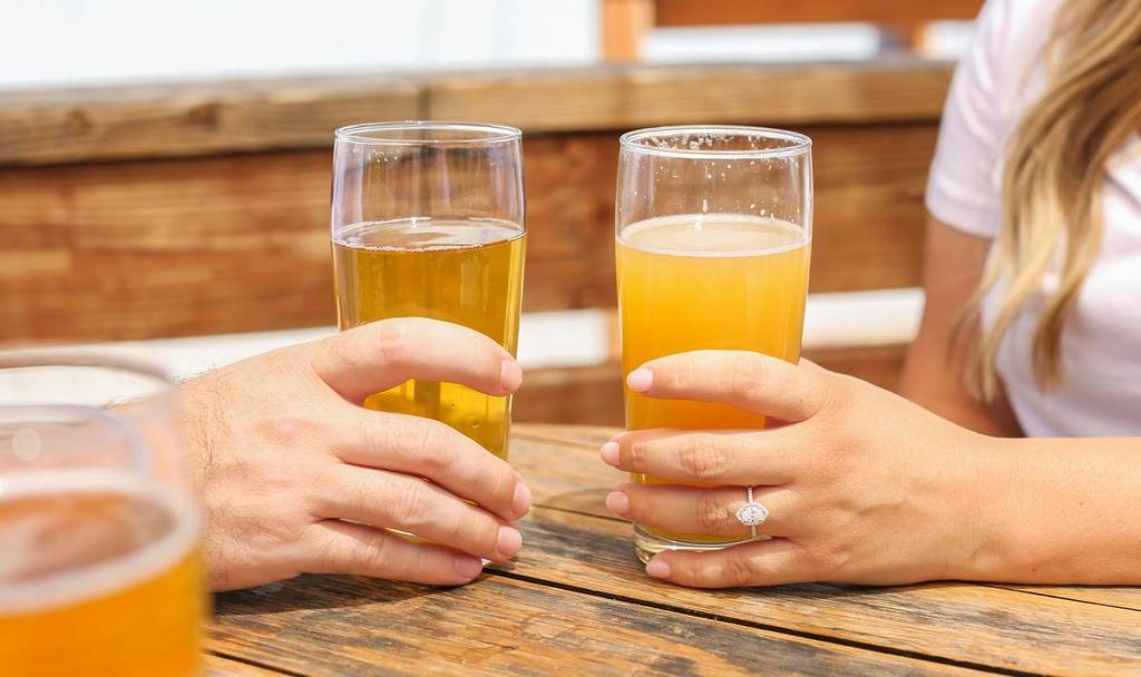 zwei personen sitzen bei bier zusammen