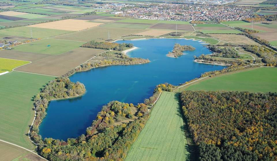 Nur 30 Minuten nördlich von München liegt ein 29 Hektar großer Badesee mit kristallklarem Wasser und weißem Sandstrand