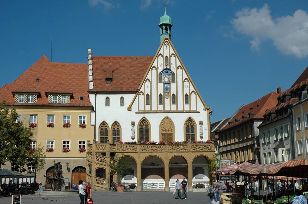 gotisches rathaus am martkplatz von amberg