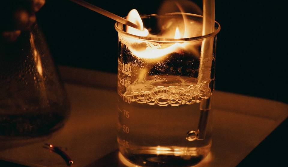 Cocktails aus dem Chemielabor: Diese Münchner Bar serviert euch die spektakulärsten Drinks und ist ein Muss für „Breaking Bad“-Fans