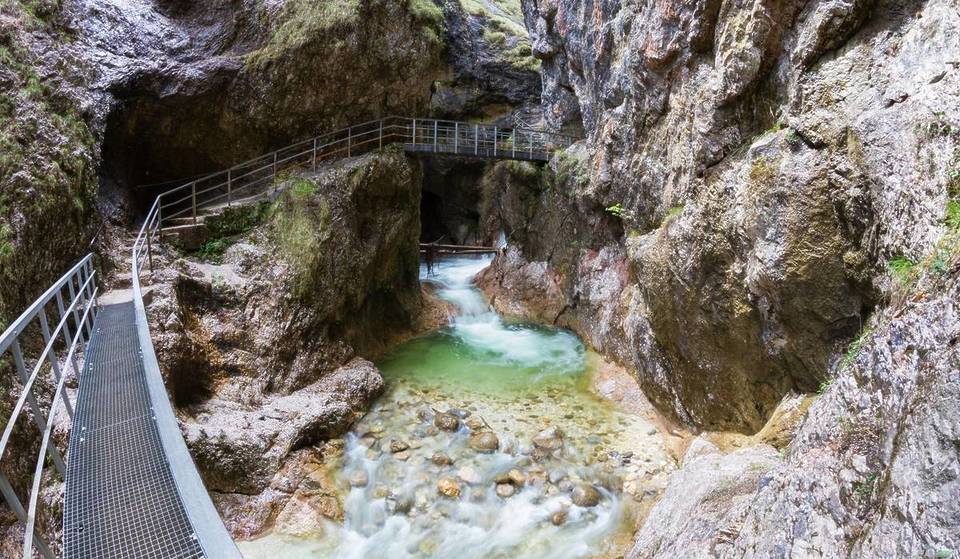 Nur 2 Stunden von München wandert ihr über 29 Brücken durch eine Klamm mit Wasserfällen und einem türkisen Bach, an deren Ende die älteste Kugelmühle Deutschlands wartet