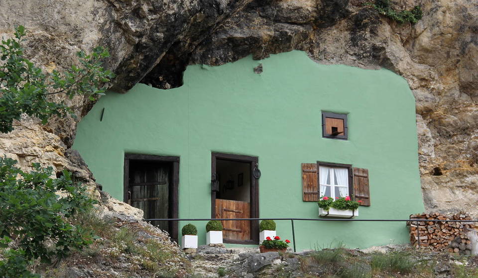 A good 90 minutes from Munich, nestled in a 50-meter-high limestone cliff, lies Germany’s only inhabited cave dwelling, situated below a castle ruin
