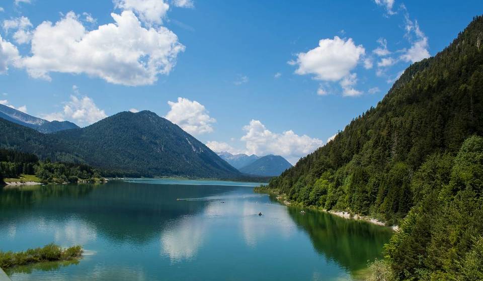 Nur 75 Minuten von München entfernt liegt in diesen fjordartigen See mit kristallklarem Wasser ein versunkenes Dorf, dessen Mauern manchmal noch zu sehen sind
