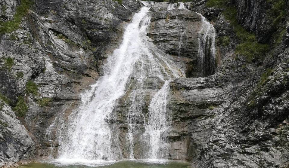 Nur 90 Minuten von München legt sich dieser Wasserfall wie ein weißer Schleier über den schroffen Felsen und verspricht Abkühlung an warmen Tagen