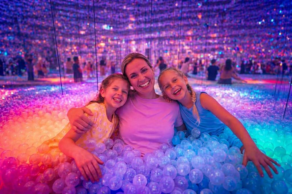 Familienzeit im Disco Pit, einem immversiven Dream Room in München