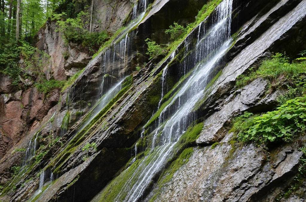 wasser rinnt über die felswände der klamm