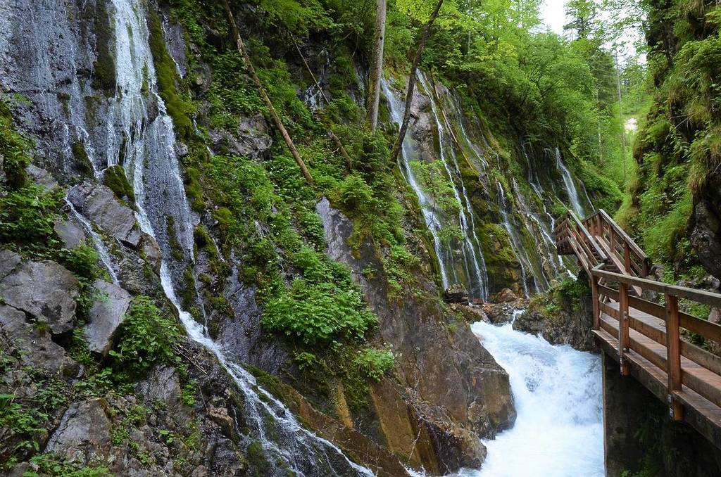 wasserfälle und wildbach in der wimbachklamm