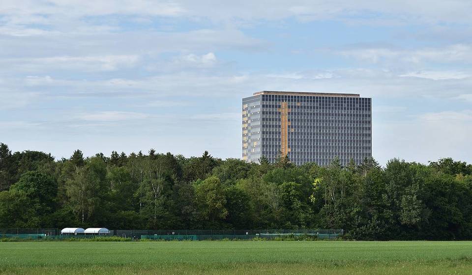 Once Munich’s tallest office building at 75 meters and 23 stories, it is now arguably the city’s most famous abandoned site