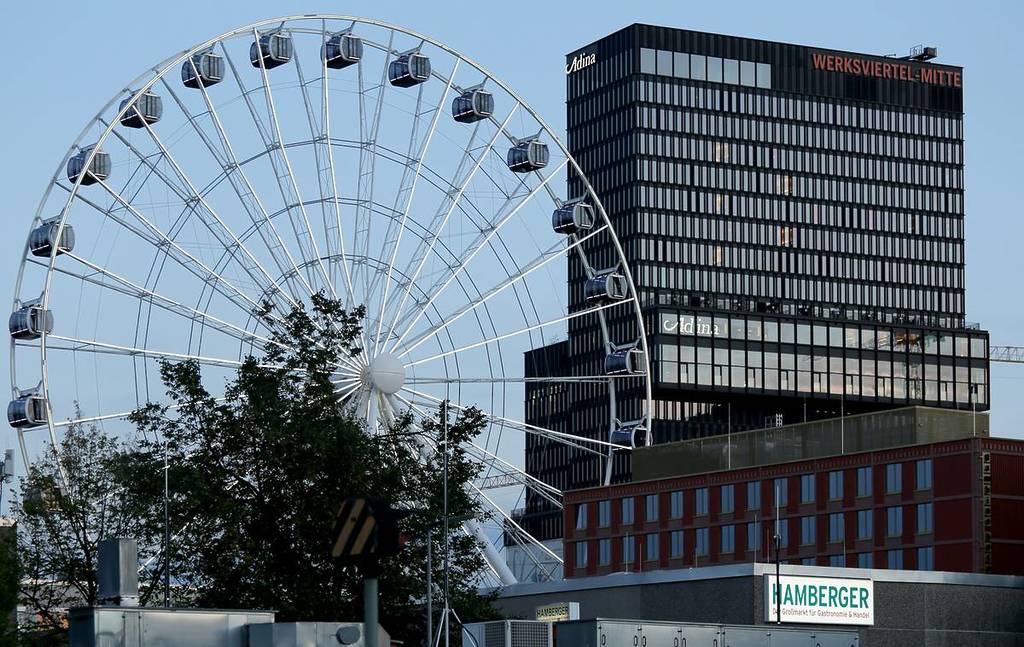 riesenrad und gebäude im werksviertel
