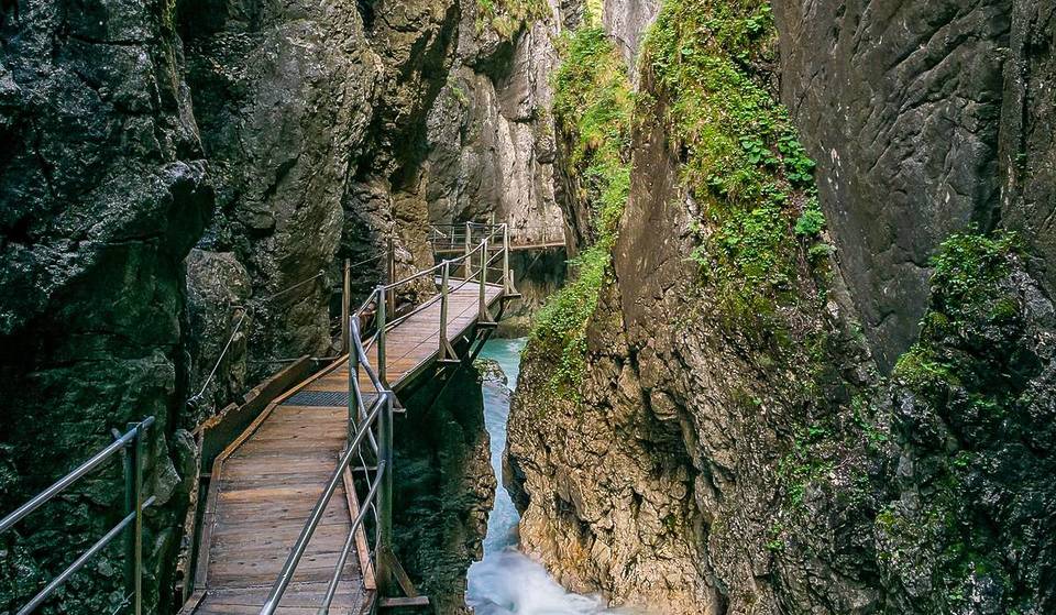 Nur 2 Stunden von München wandert ihr kostenlos auf vier verschiedenen Routen durch eine  1,6 Kilometer lange Klamm ins Nachbarland und entdeckt an deren Ende einen Wasserfall