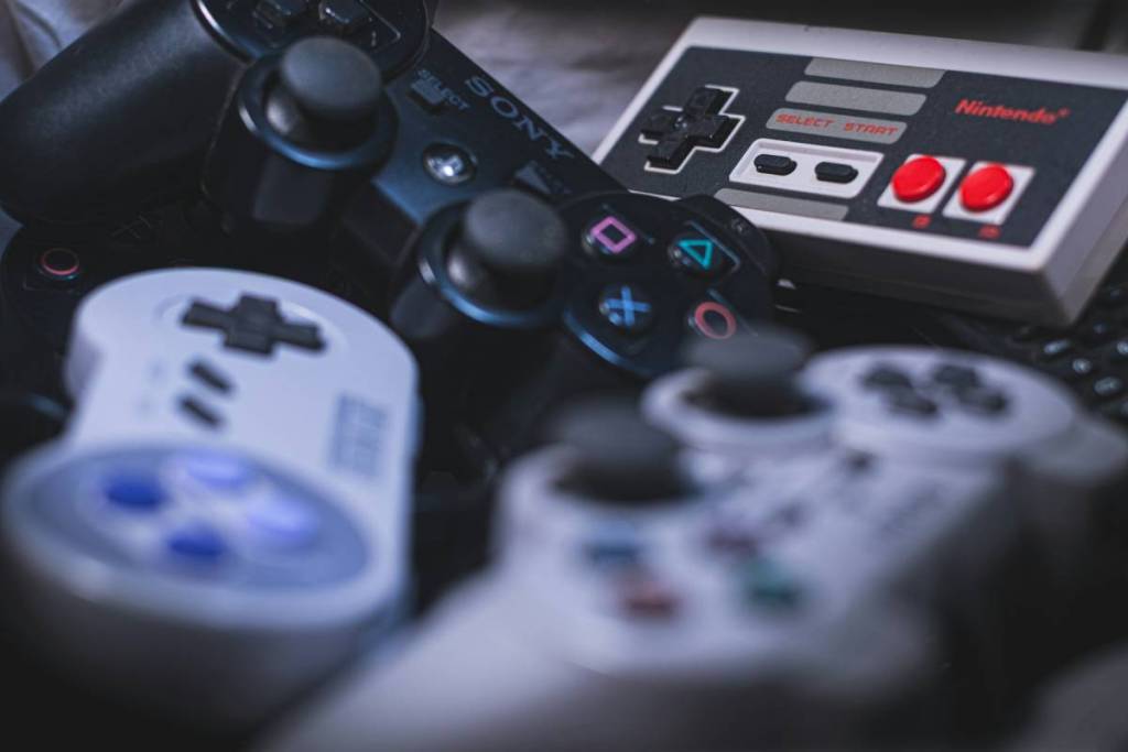 alte playstation und nes controller