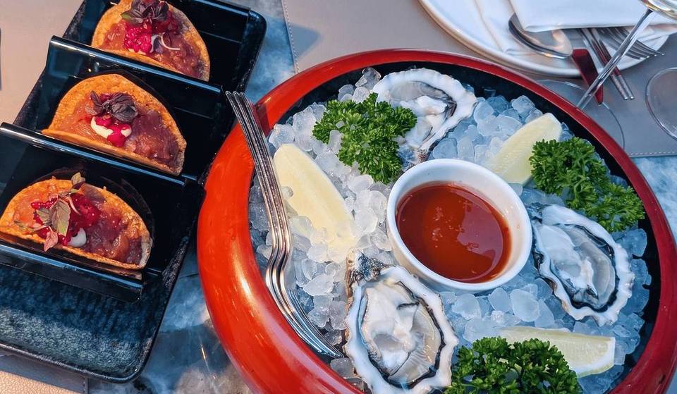 Mitten in München versteckt sich in diesem Hinterhof eine echte Restaurant-Perle, auf deren Terrasse ihr sommerliche Abende mit gehobener Asian Fusion und DJ-Sets ausklingen lasst