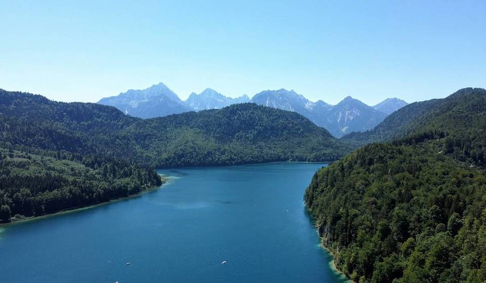 Nur 95 Minuten von München entfernt bietet der größte Stausee Deutschlands ein absolutes Wassersportparadies, auf dessen Grund ihr im Winter spazieren gehen könnt