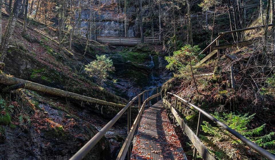 Nur 100 Minuten von München wandert ihr kostenlos durch diese abenteuerliche Klamm, die einst ein Weg für Schmuggler war und die nur wenige kennen