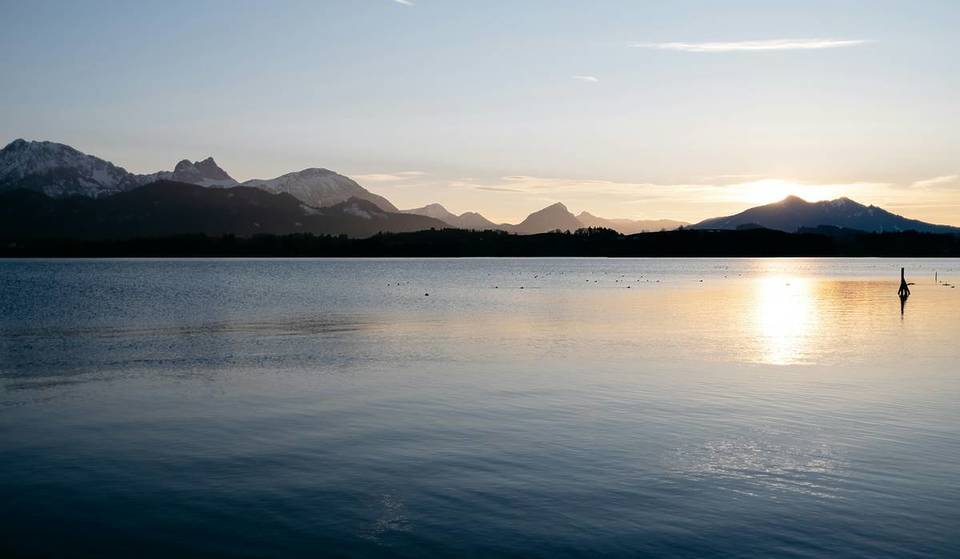 Keine 2 Stunden von München badet ihr in der “Riviera des Allgäus”, einem der wärmsten Voralpenseen mit 25°C Wassertemperatur und beschaulichem Blick auf Schlösser und Berge