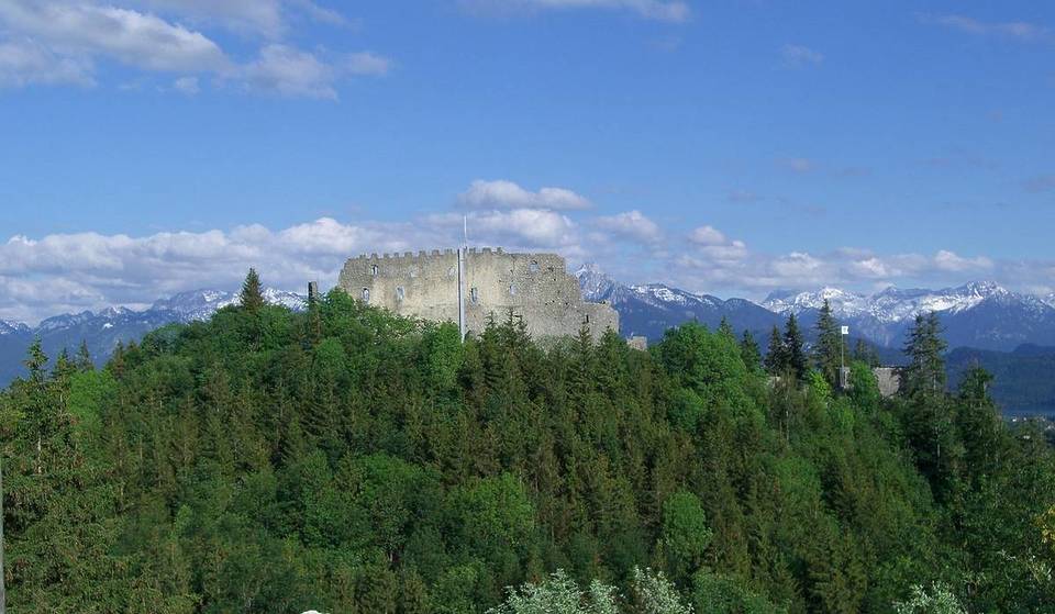 Just 95 minutes from Munich, the “twin ruins” sit at an altitude of more than 1,000 meters above the Allgäu and can be visited by you for free