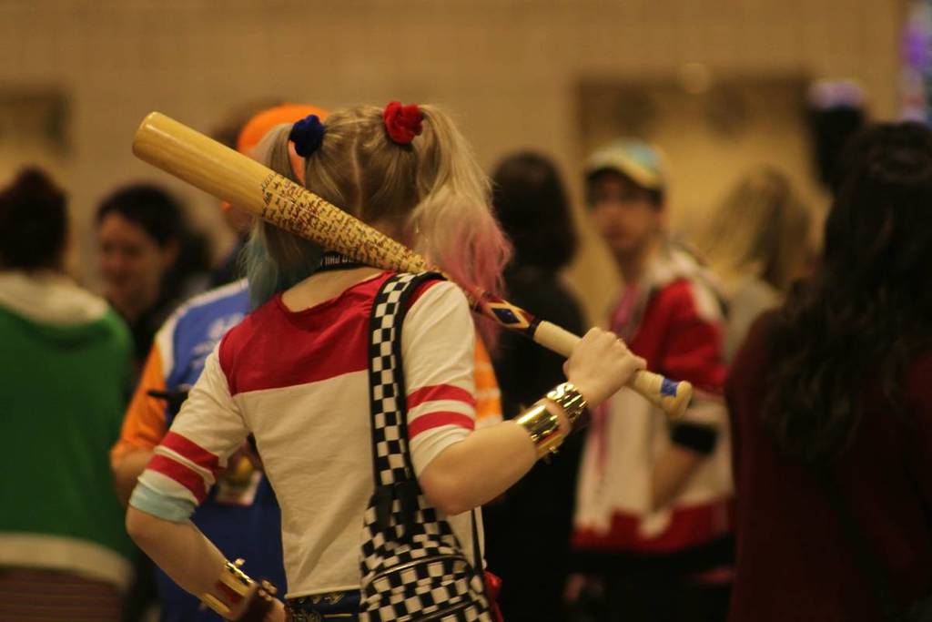 Harley Quinn cosplayer from behind