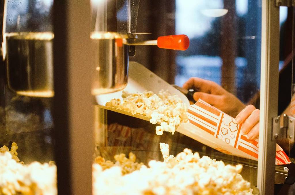 popcorn in einer popcor maschine