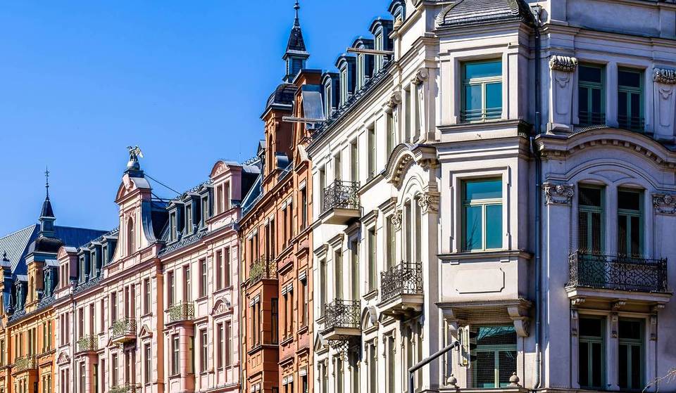 Nur 30 Minuten von München liegt die drittgrößte Stadt Oberbayerns, deren Innenstadt von Bürgerhäusern im Inn-Salzach-Stil geprägt ist und die Schauplatz eines bekannten Fernsehkrimis ist