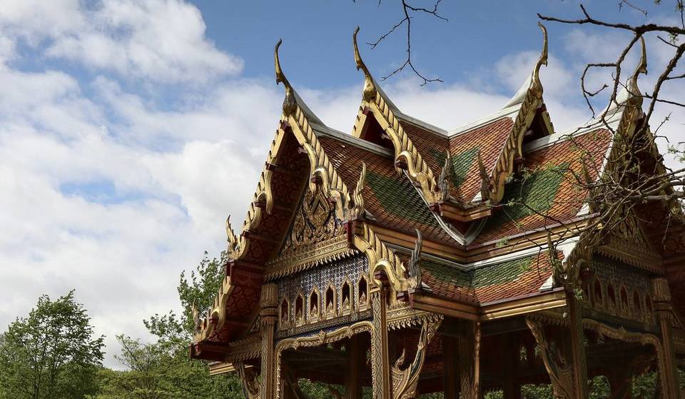 Dieser Münchner Park sollte nur für einen Sommer existieren: Mehr als 40 Jahre später schnuppert ihr hier an über 20.000 Rosen, bewundert asiatische Tempel und schaut kostenlos Shakespeare