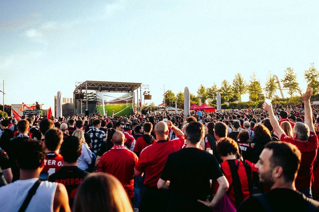 menschen beim public viewing beim fußball
