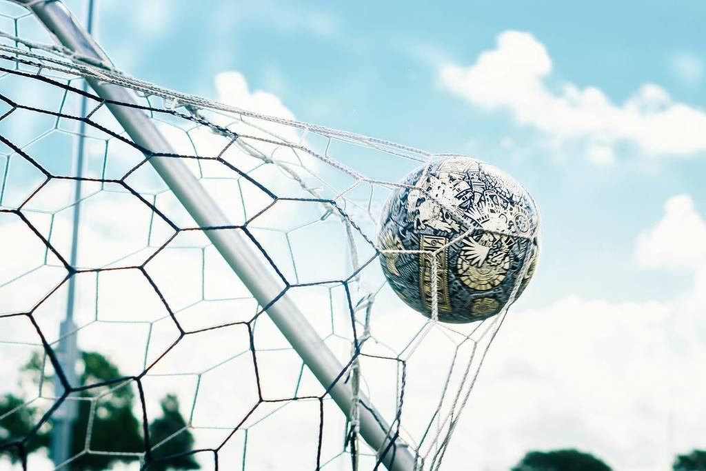 fußball im netz eines tors