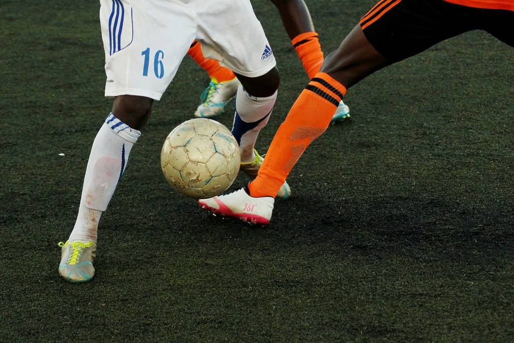 zwei spieler mit fußball