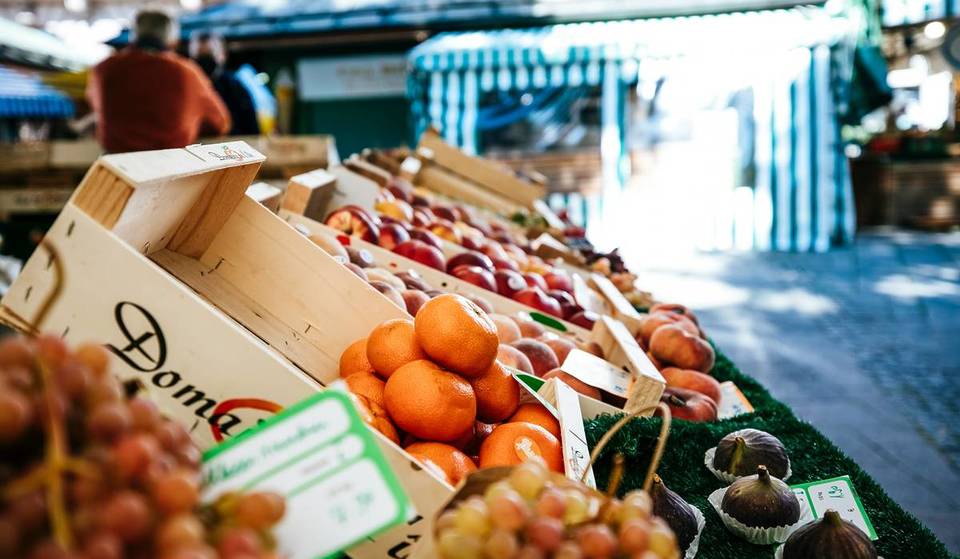 Im Herzen von München befindet sich seit 1807 ein ständiger Markt, der zu den 10 besten der Welt gewählt wurde und euch an über 100 Ständen mit Speisen, Blumen und Deko versorgt