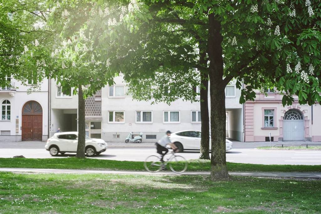 person fährt auf einem fahrrad durch München