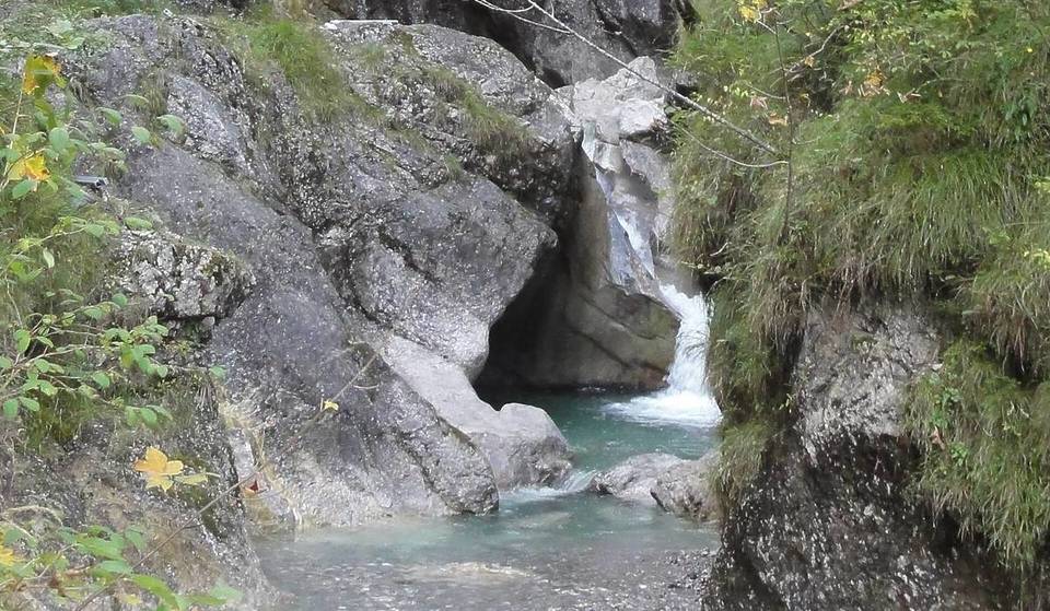 Nur 80 Minuten von München wandert ihr vom größten Wasserrad Bayerns durch eine 600 Meter lange, dreigeteilte Klamm über einen sprudelnden Bach zu einem Streichelzoo